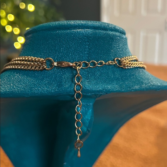 Elegant Gold and White Chain Necklace - Picture 9 of 10